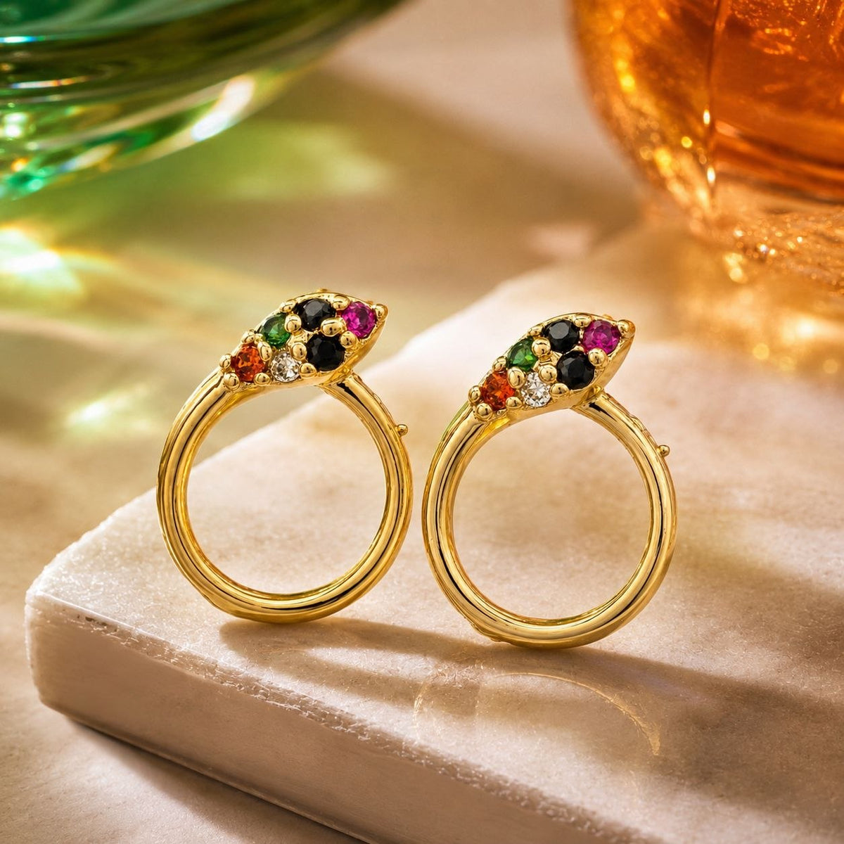 ARITOS DE ENCHAPE PARA DAMA CON DISENO DE SERPIENTE O HUGGIS CON CRISTALES MULTICOLOR 0.5CM