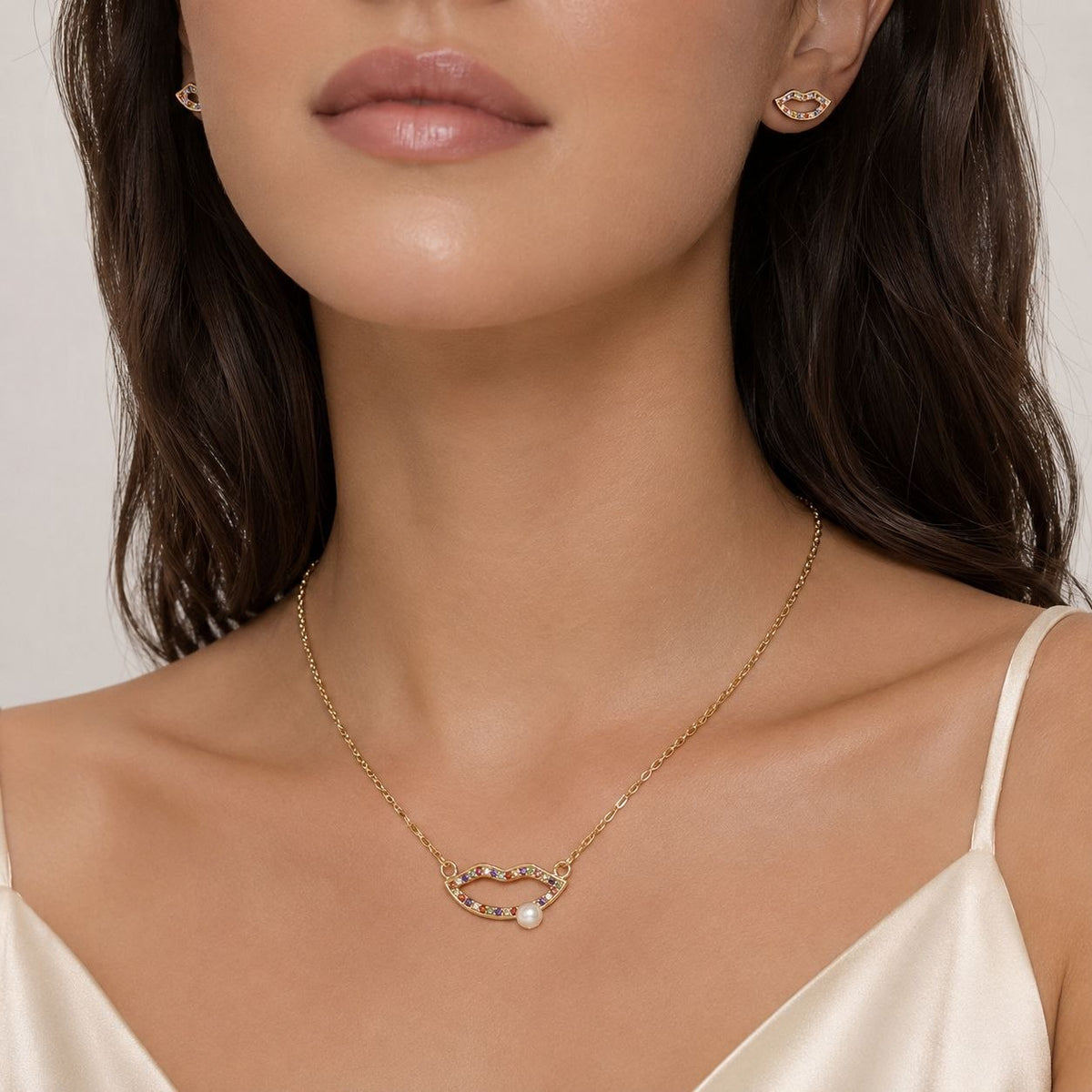 SET DE ENCHAPE PARA DAMA CON DISEÑO DE LABIOS CON CRISTALES MULTICOLOR Y PERLA