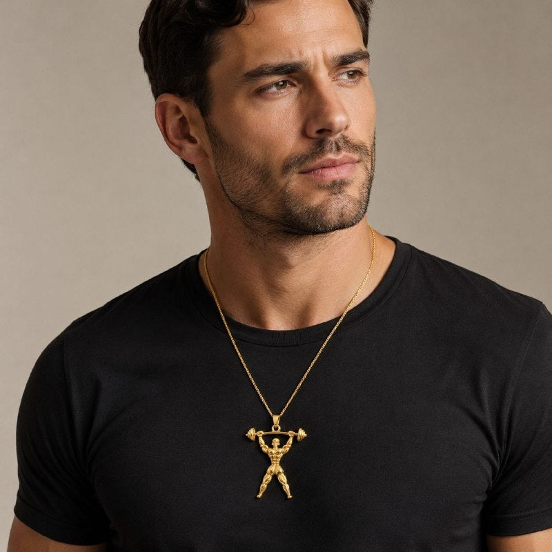 DIJE DE ENCHAPE PARA CADENA CON DISEÑO DE HOMBRE DE PESAS 6.3CM