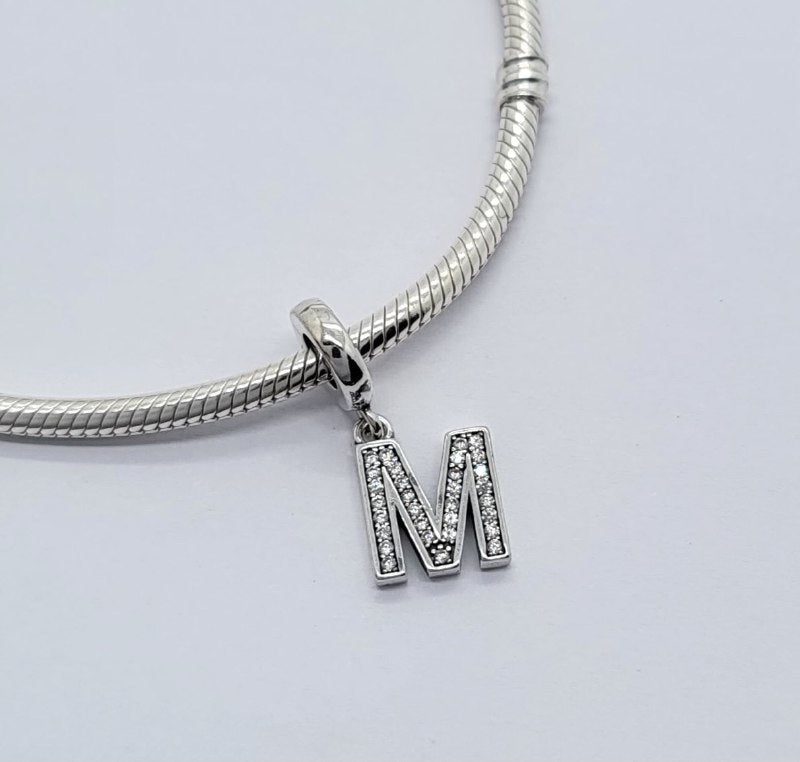 PCHARM4066$M LETRA M PANDORA PLATA 9.25