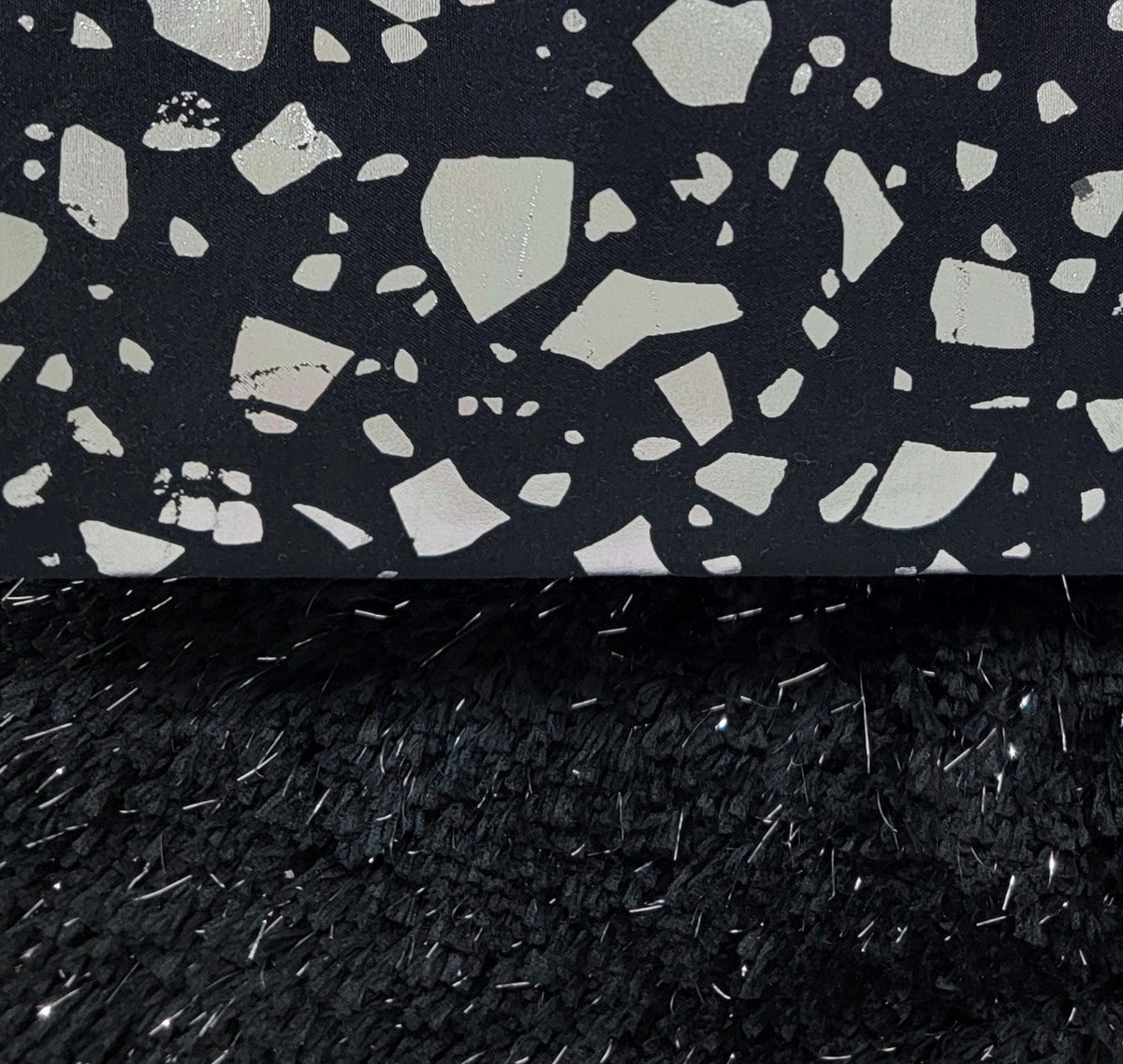 SET DE BAÑO DE CORTINA Y ALFOMBRA COLOR NEGRO CON ESTAMPADO 14PCS THE SPA COLLECTION