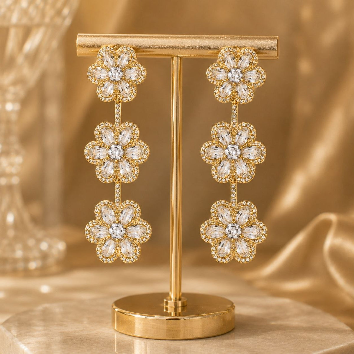 ARITOS DE ENCHAPE PARA DAMA COLGANTES CON TRIPLE FLOR Y CRISTALES 5CM