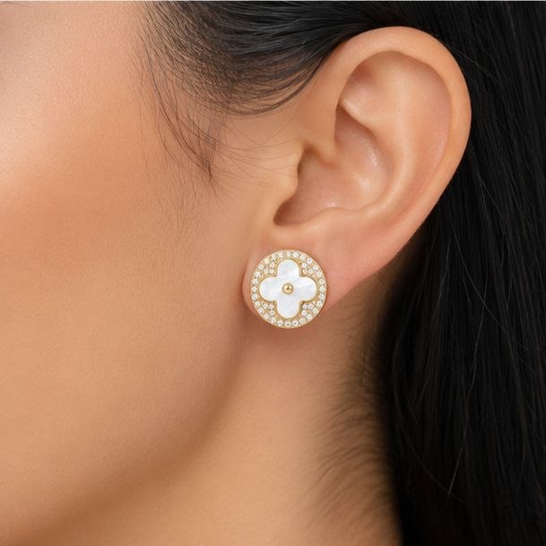 ARITOS DE ENCHAPE PARA DAMA CON DISEÑO DE FLOR 1CM