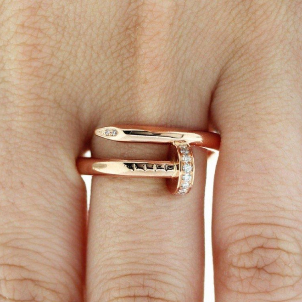 ANILLO DE ENCHAPE CON FORMA DE CLAVO ESTILO CARTIER