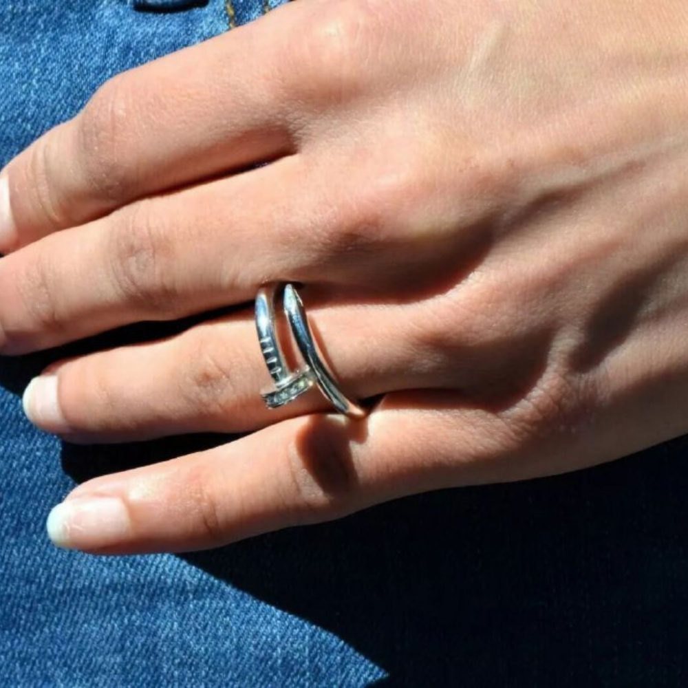 ANILLO DE ENCHAPE CON FORMA DE CLAVO ESTILO CARTIER