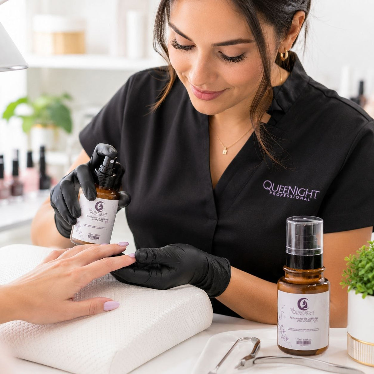 REMOVEDOR PROFESIONAL DE CUTÍCULAS EN SPRAY QUEENIGHT 120ML / 4.05 FL.OZ