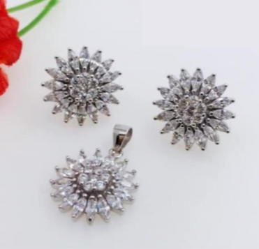 PSET1797 SET ROSA O FLOR SOL CON ZIRCONIA BLANCO PLATA 9.25