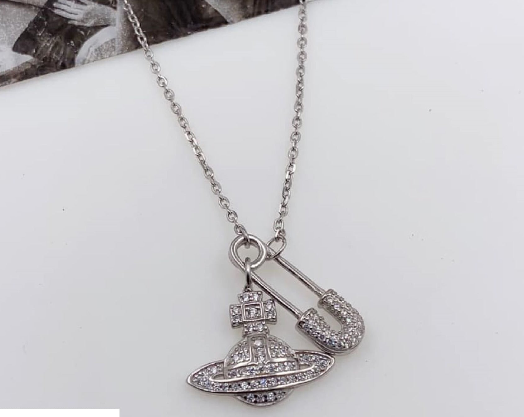 PDIJE1180 GANCHO Y SATURNO INCLUYE CADENA PLATA 925
