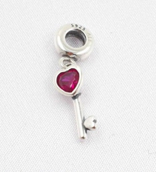 PCHARM2647#1 COLGANTE DE LLAVE EN FORMA DE CORAZON CON CIRCON FUCSIA
