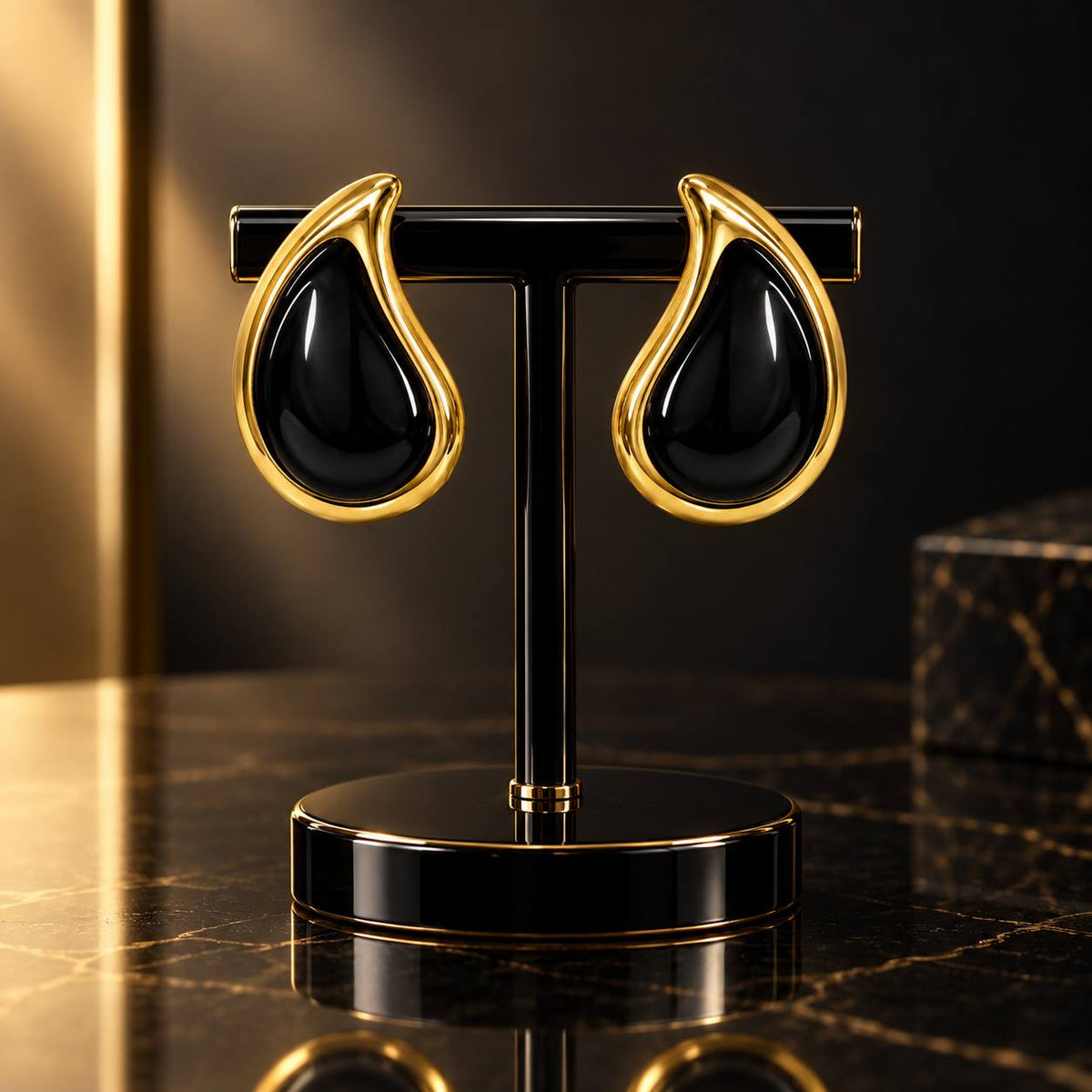 ARITOS DE ENCHAPE PARA DAMA CON DISEÑO DE GOTA NEGRA Y BORDE DORADO 3CM