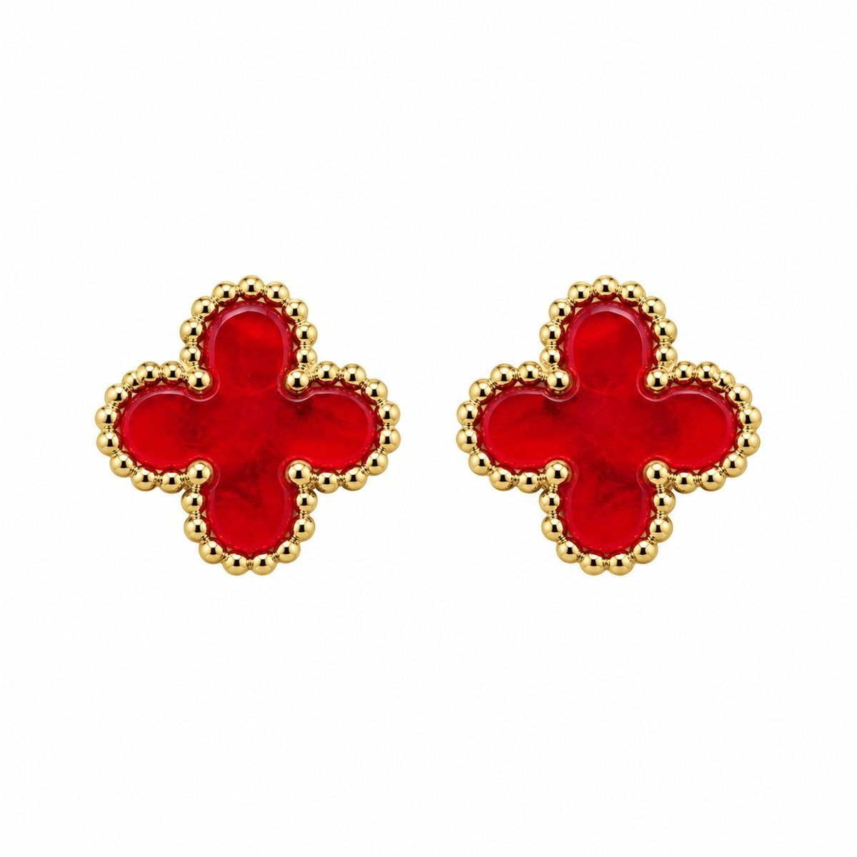 ARITOS DE ENCHAPE PARA DAMA CON DISEÑO DE TRÉBOL DE CUATRO HOJAS CON CENTRO ROJO Y BORDE CON DETALLE DE ESFERAS 1CM
