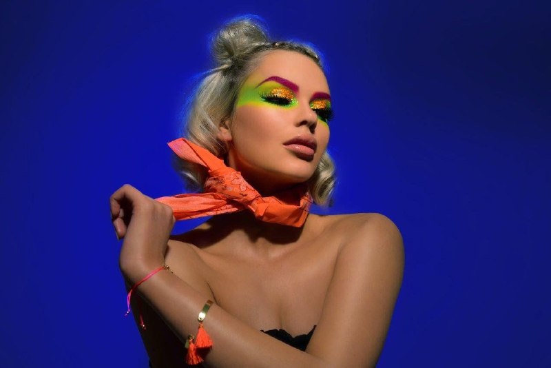 SOMBRA DE OJOS EN PALETA COLOR NEON VIBRANTES CON ACEITE DE COCO BYS COSMETICS 5G