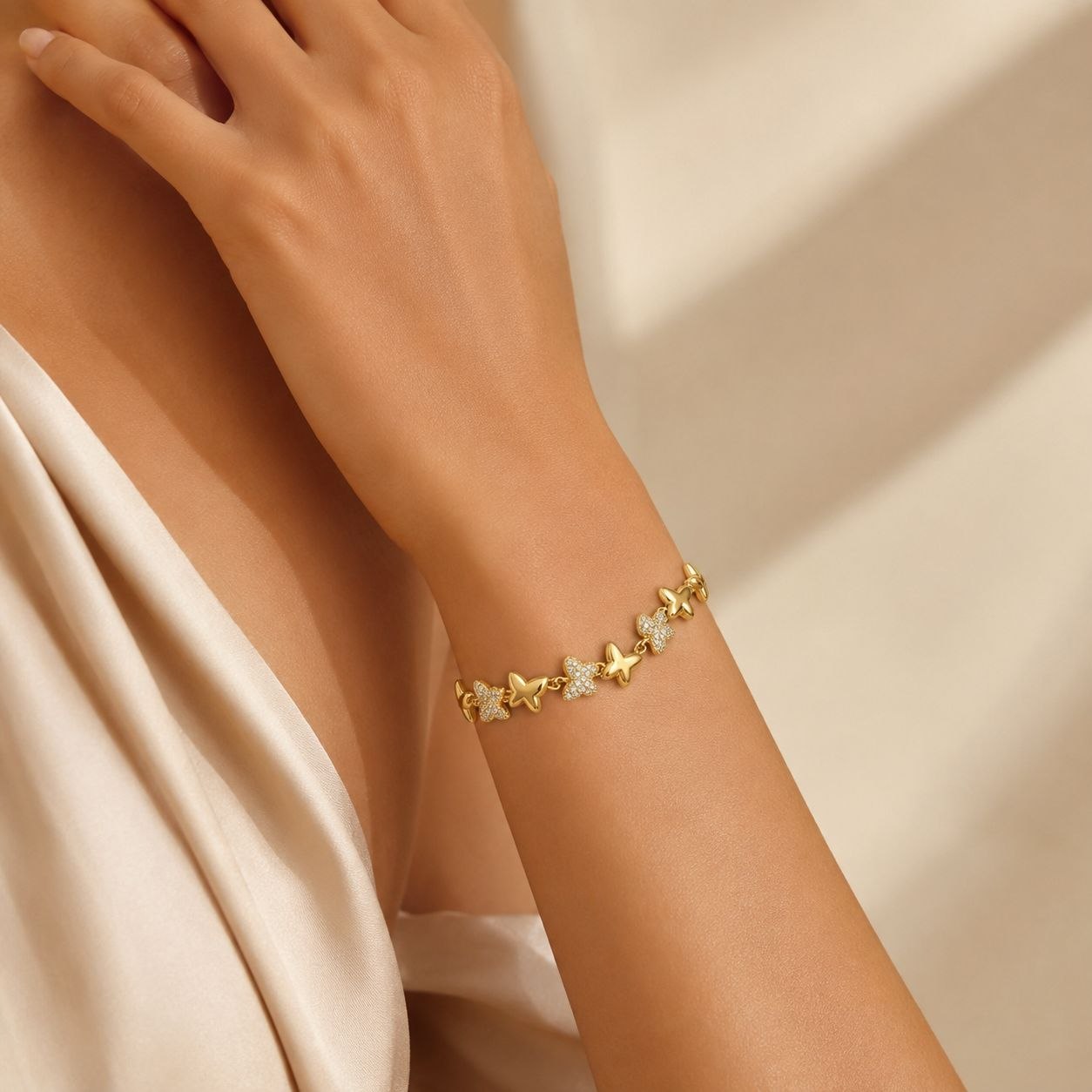 PULSERA DE ENCHAPE PARA DAMA ESFERAS DE MARIPOSAS EN PAVÉ Y LISAS