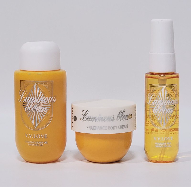 SET DE CUIDADO CORPORAL DE 3 PIEZAS, GEL DE DUCHA 90ML, CREMA CORPORAL 50ML, SPRAY PERFUMADO CORPORAL Y PARA EL CABELLO VV LOVE LUMINOUS BLOOM