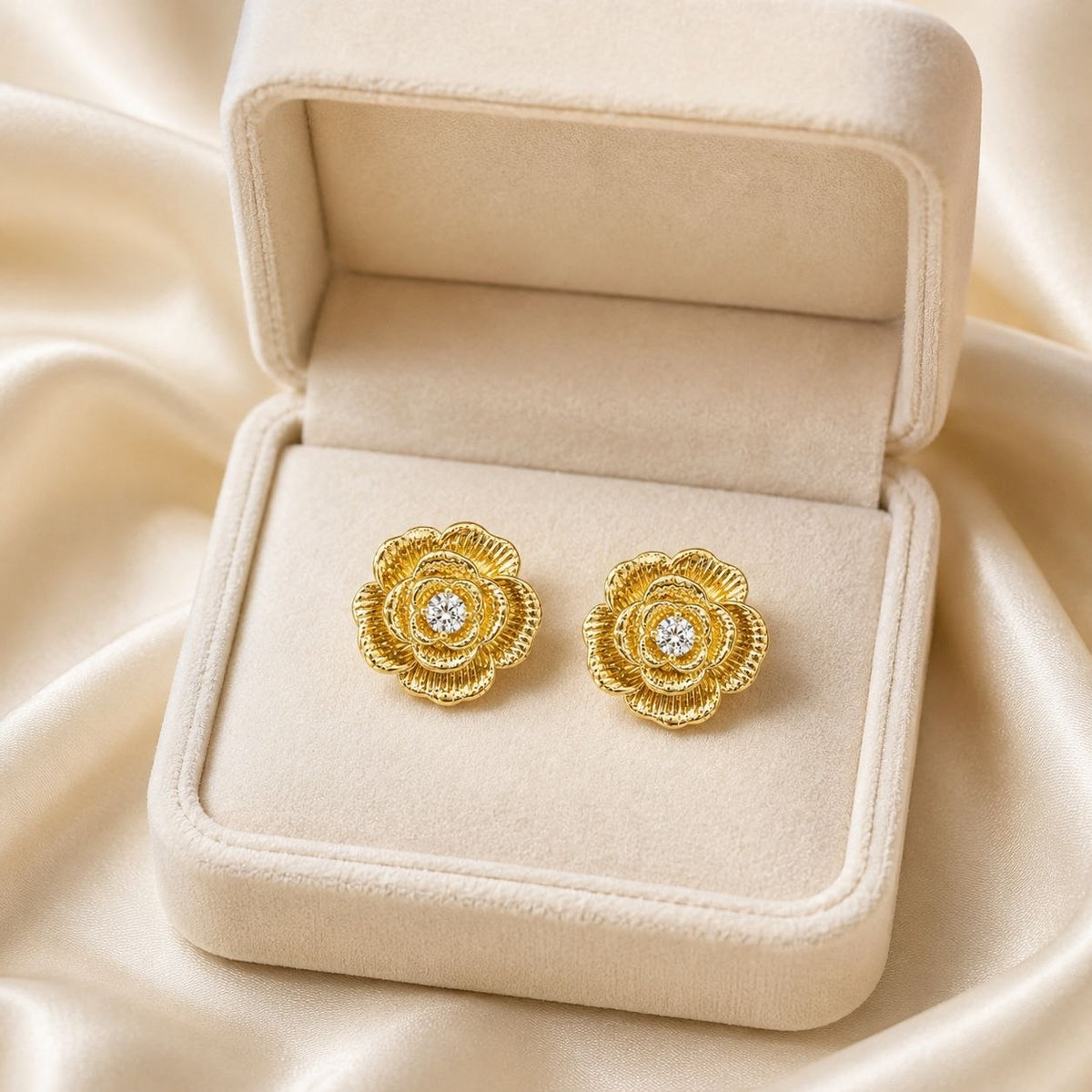 ARETES DE ENCHAPE PARA DAMA CON MOTIVO DE FLOR CAMELIA EN RELIEVE Y CIRCÓN