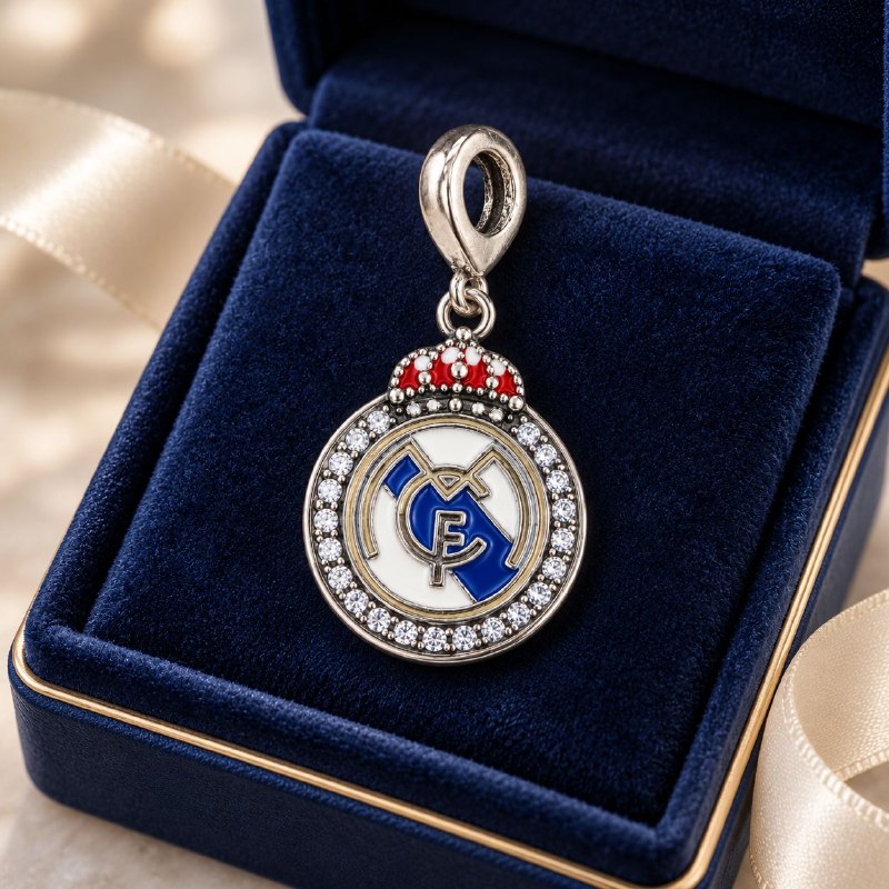 CHARM DE PLATA 9.25 CON DISEÑO DE ESCUDO DEL REAL MADRID MEDIDA: 2.5CM PESO: 2.9G