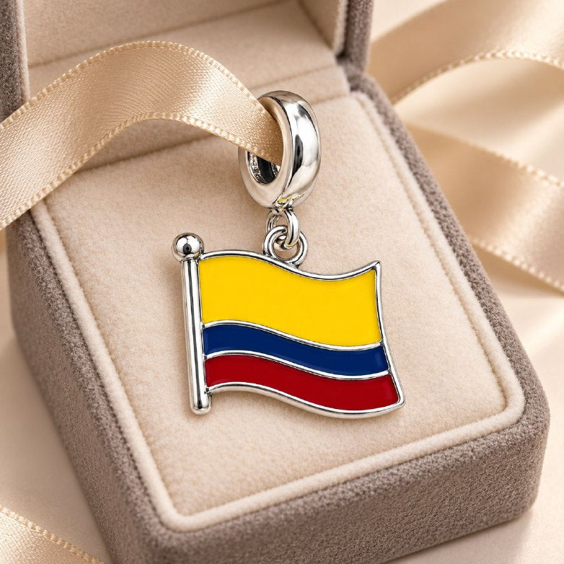 CHARM DE PLATA 9.25 CON DISEÑO DE BANDERA DE COLOMBIA MEDIDA: 2CM PESO: 3G