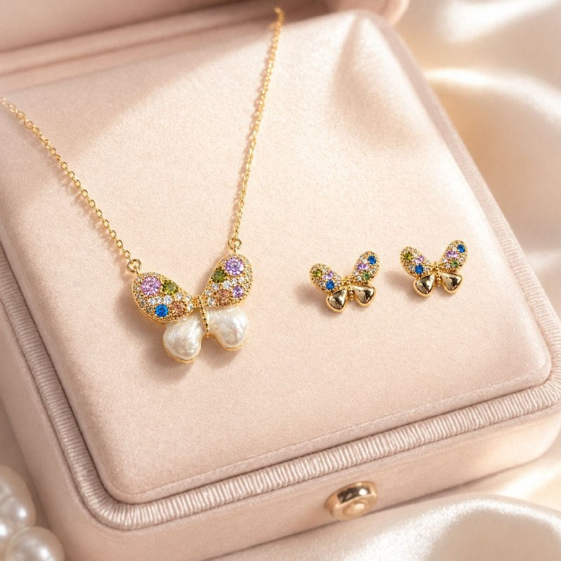 SET DE ENCHAPE PARA DAMA CADENA, DIJE Y TOPOS MARIPOSA CON CIRCONES MULTICOLOR Y PERLA