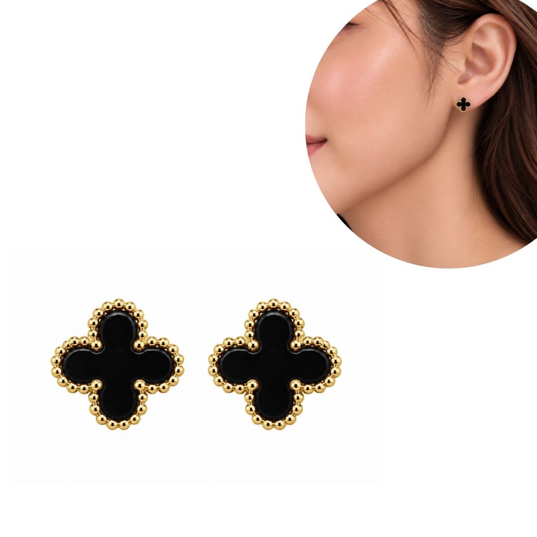 ARITOS DE ENCHAPE PARA DAMA CON DISEÑO DE TRÉBOL DE CUATRO HOJAS CON CENTRO NEGRO Y BORDE CON DETALLE DE ESFERAS 1CM