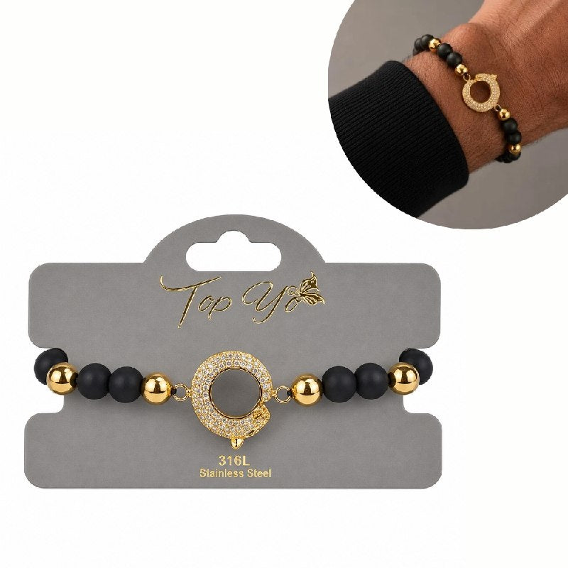 PULSERA AJUSTABLE PARA CABALLERO CON CUENTAS NEGRAS MATE Y DIJE CIRCULAR ENCHAPADO CON PAVÉ DE CIRCONES