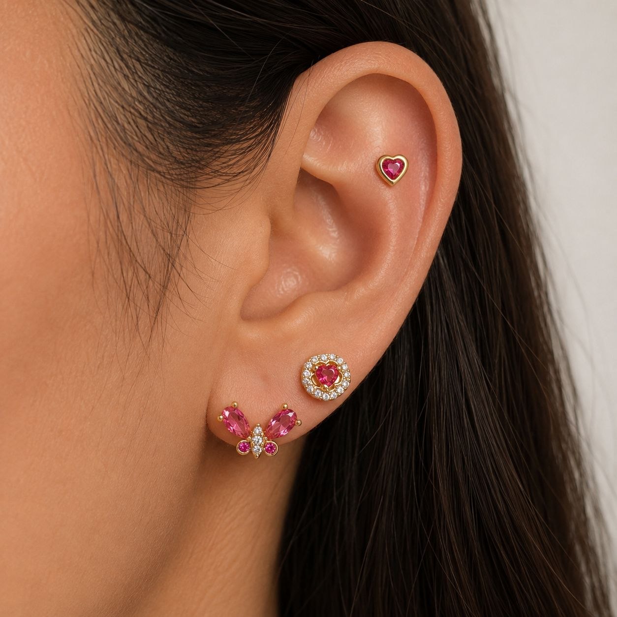 SET DE 3 PARES DE ARITOS DE ENCHAPE PARA DAMA CORAZÓN CON HALO DE CIRCONES, MARIPOSAS ROSADAS Y CORAZÓN SILUETA