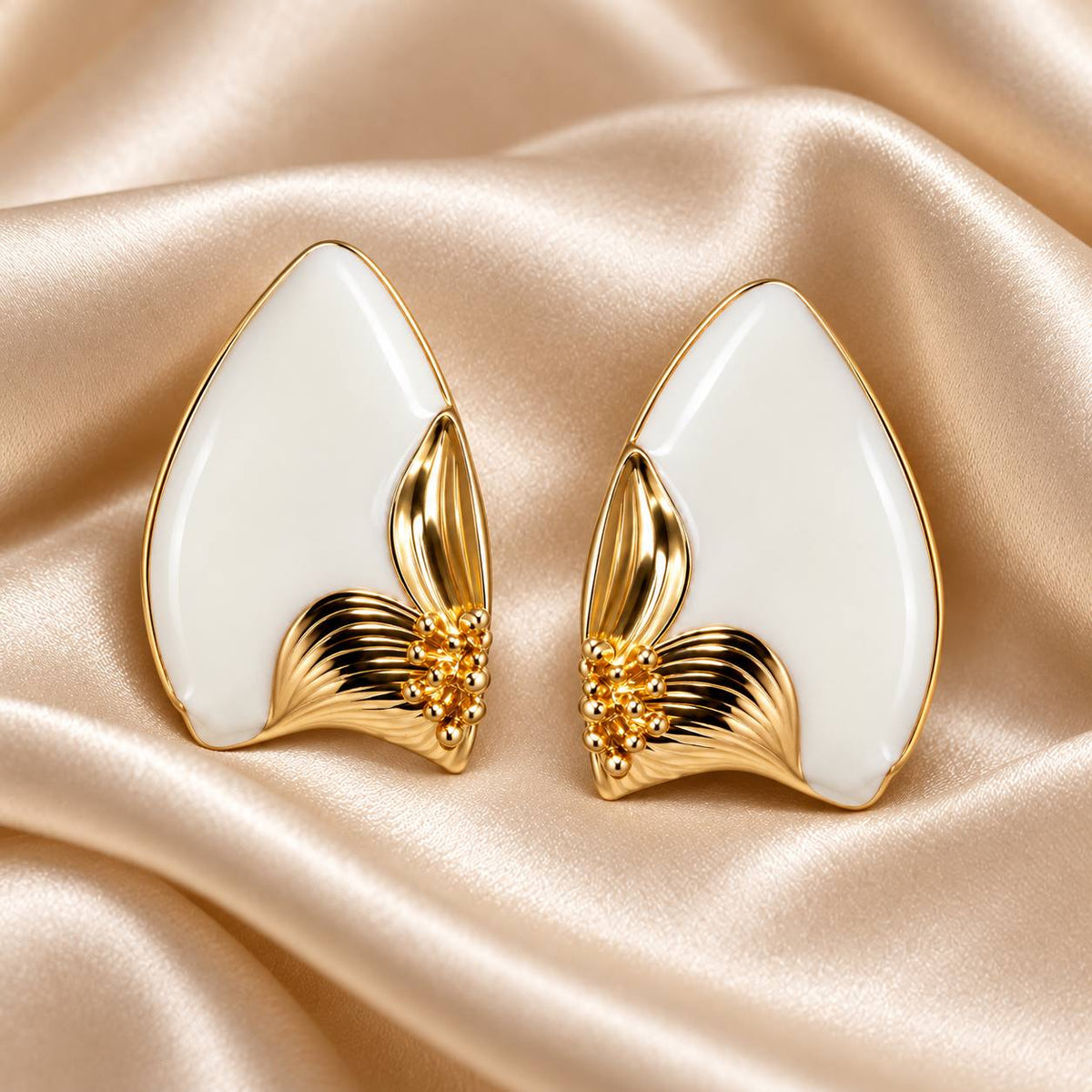 ARITOS DE ENCHAPE PARA DAMA CON DISEÑO GEOMÉTRICO BLANCO Y DETALLE FLORAL DORADO 3CM
