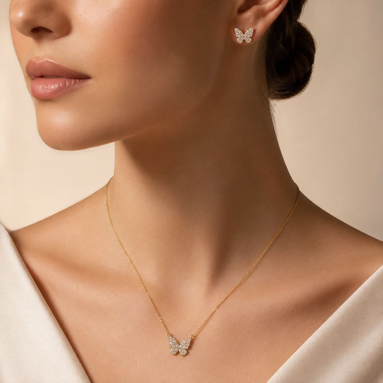 SET DE ENCHAPE PARA DAMA COLLAR INTEGRADO Y TOPOS MARIPOSA CON PAVÉ DE CIRCONES