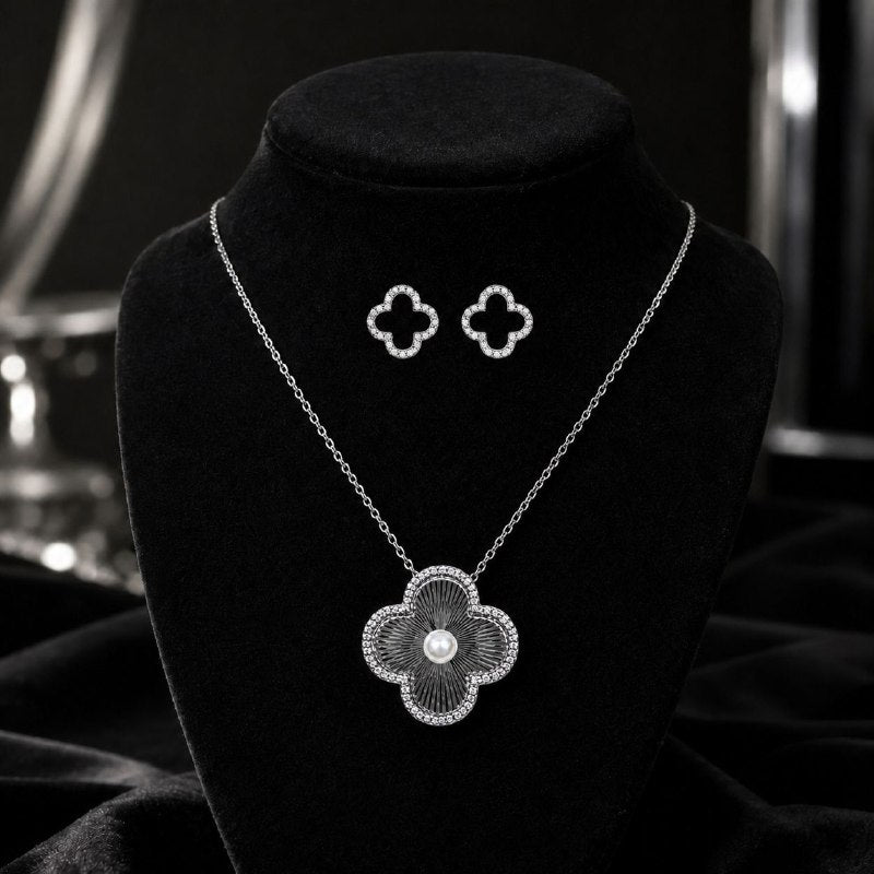 SET DE ENCHAPE PARA DAMA CADENA, DIJE Y TOPOS TRÉBOL CON PERLA Y CIRCONES