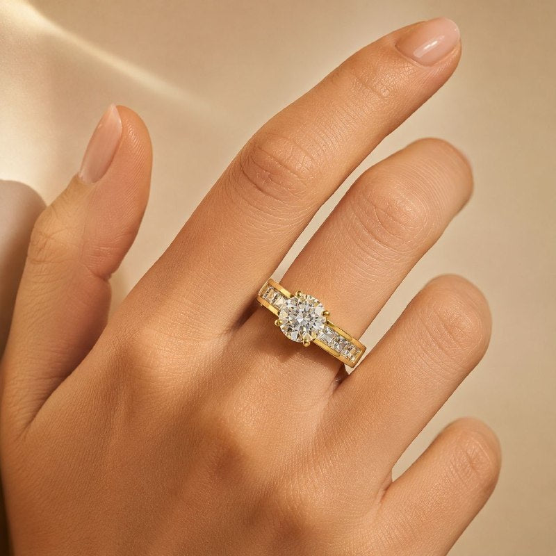 ANILLO DE ENCHAPE PARA DAMA SOLITARIO CON CIRCÓN CENTRAL Y BANDA ENGASTADA EN CANAL