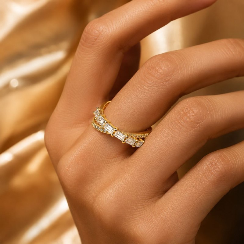 ANILLO DE ENCHAPE PARA DAMA CRUZADO CON CIRCONES BAGUETTE Y PAVÉ