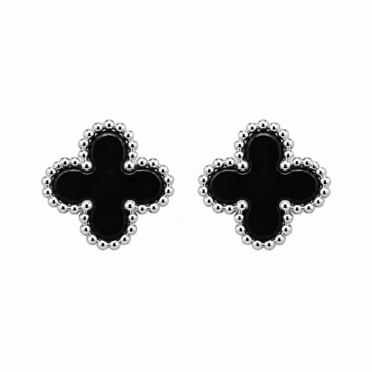 ARITOS DE ENCHAPE PLATEADO PARA DAMA CON DISEÑO DE TRÉBOL DE CUATRO HOJAS CON CENTRO NEGRO Y BORDE CON DETALLE DE ESFERAS 1CM