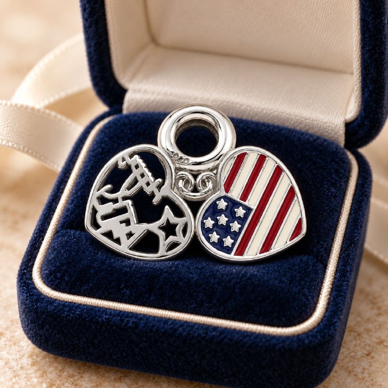 CHARM DE PLATA 9.25 CON DISEÑO DE BANDERA DE ESTADOS UNIDOS EN FORMA DE CORAZON MEDIDA: 2CM PESO: 3.2G