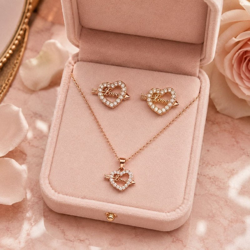 SET DE ENCHAPE PARA DAMA CADENA, DIJE Y TOPOS CORAZÓN "LOVE" CON FLECHA