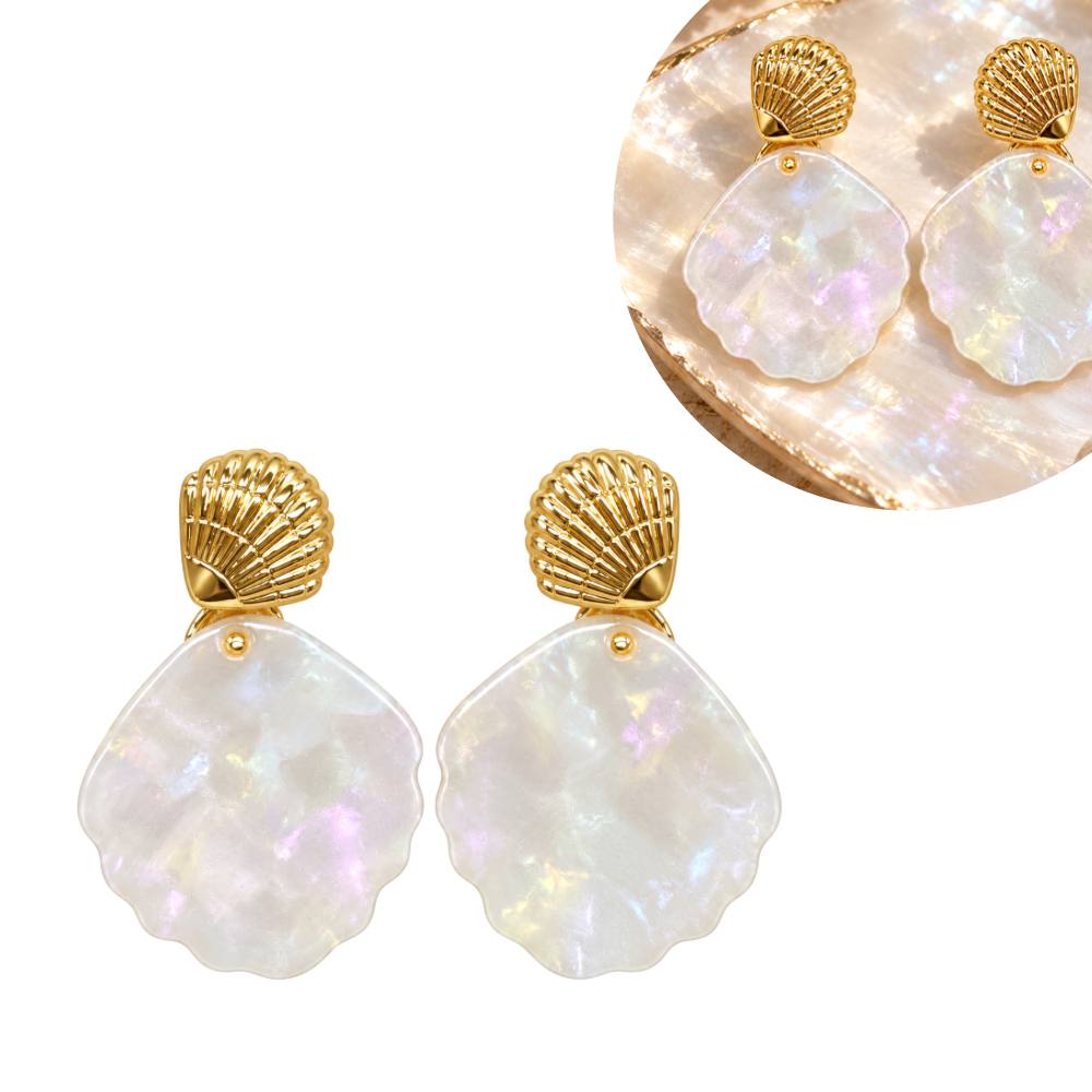 ARITOS DE ENCHAPE PARA DAMA CON DISEÑO DE CONCHA MARINA DORADA Y COLGANTE BLANCO NACARADO 4CM