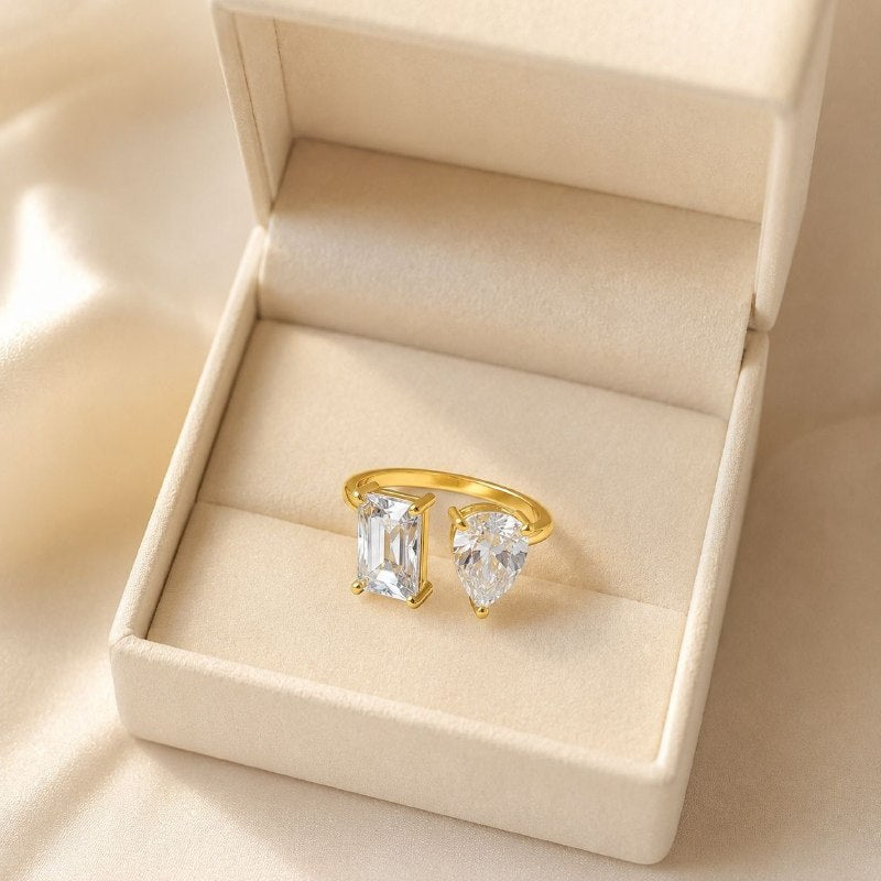 ANILLO DE ENCHAPE PARA DAMA ABIERTO CON CIRCONES CORTE ESMERALDA Y GOTA