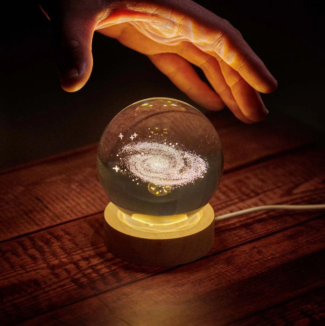 ADORNO DE ESFERA DE CRISTAL DE NOCHE DISEÑO DE GALAXIA O SISTEMA SOLAR 9.5X6.5X6.5CM