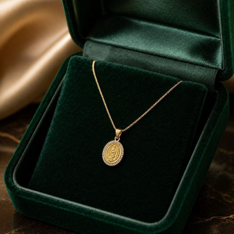 GARGANTILLA DE ENCHAPE PARA DAMA CON DISEÑO DE LA VIRGEN MARIA 2.3CM