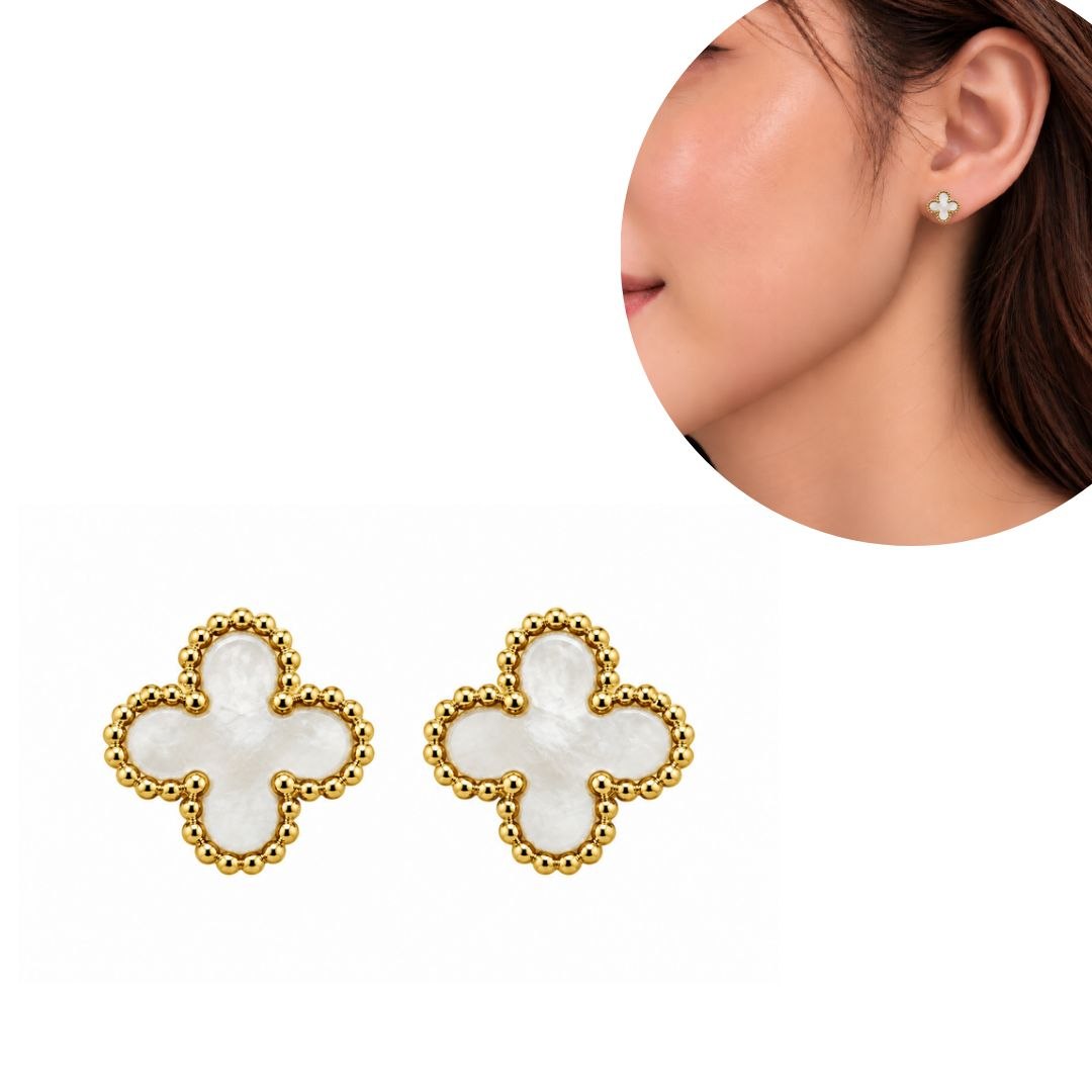 ARITOS DE ENCHAPE PARA DAMA CON DISEÑO DE TRÉBOL DE CUATRO HOJAS CON CENTRO BLANCO NACARADO Y BORDE CON DETALLE DE ESFERAS 1CM