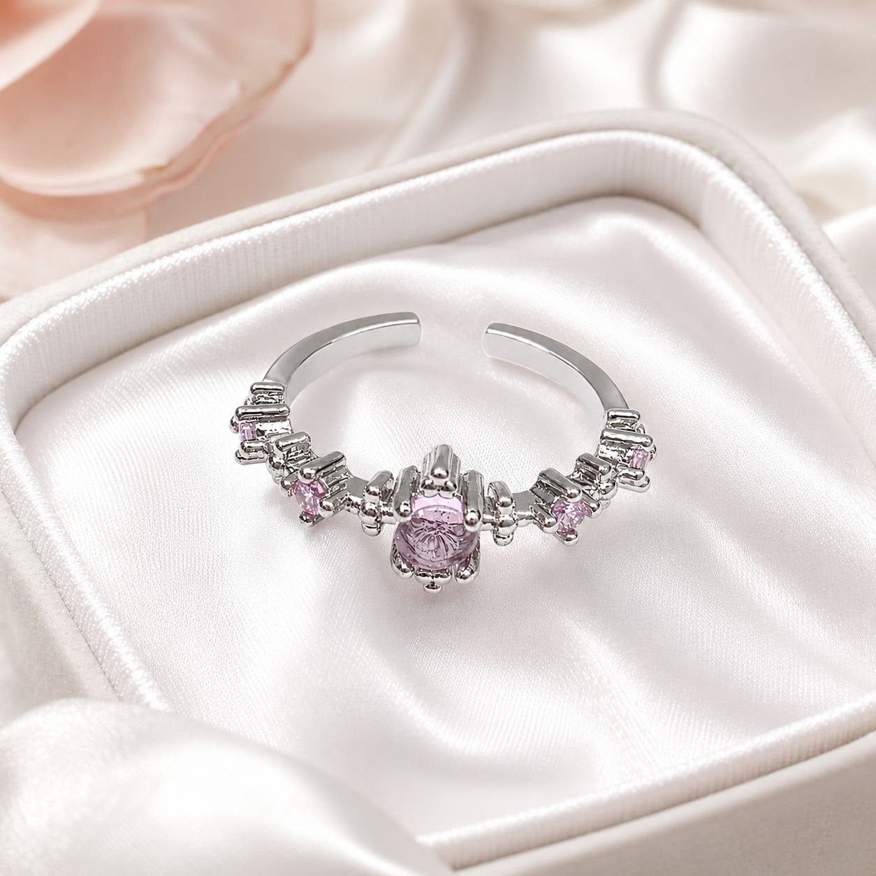 ANILLO DE ENCHAPE PARA DAMA CON CIRCONES ROSADOS Y ACABADO PLATEADO