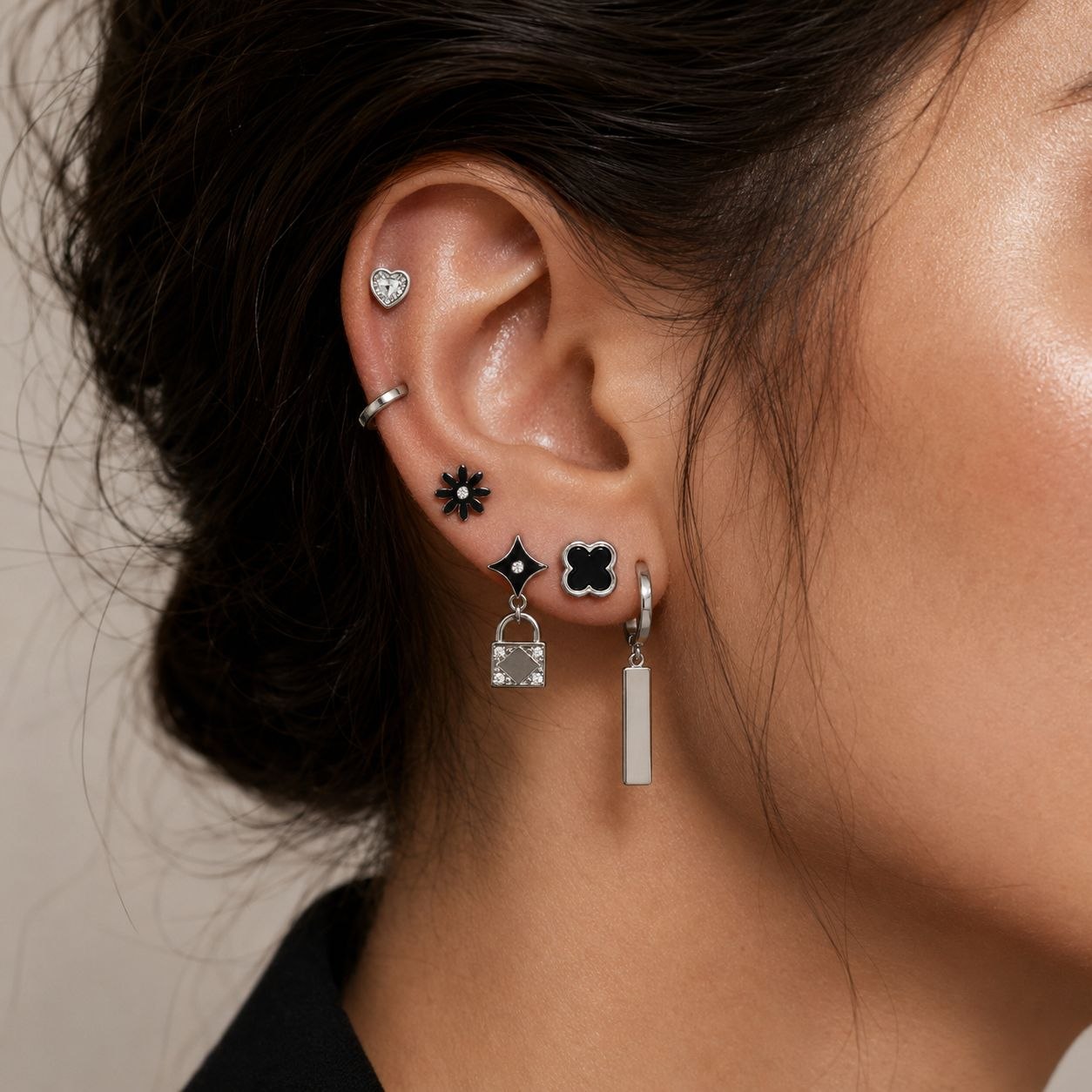 SET DE ARETES ARRACADAS DE ENCHAPE EN RODIO NEGRO Y SILVER PARA DAMA CON DIJES URBANOS Y ESMALTE