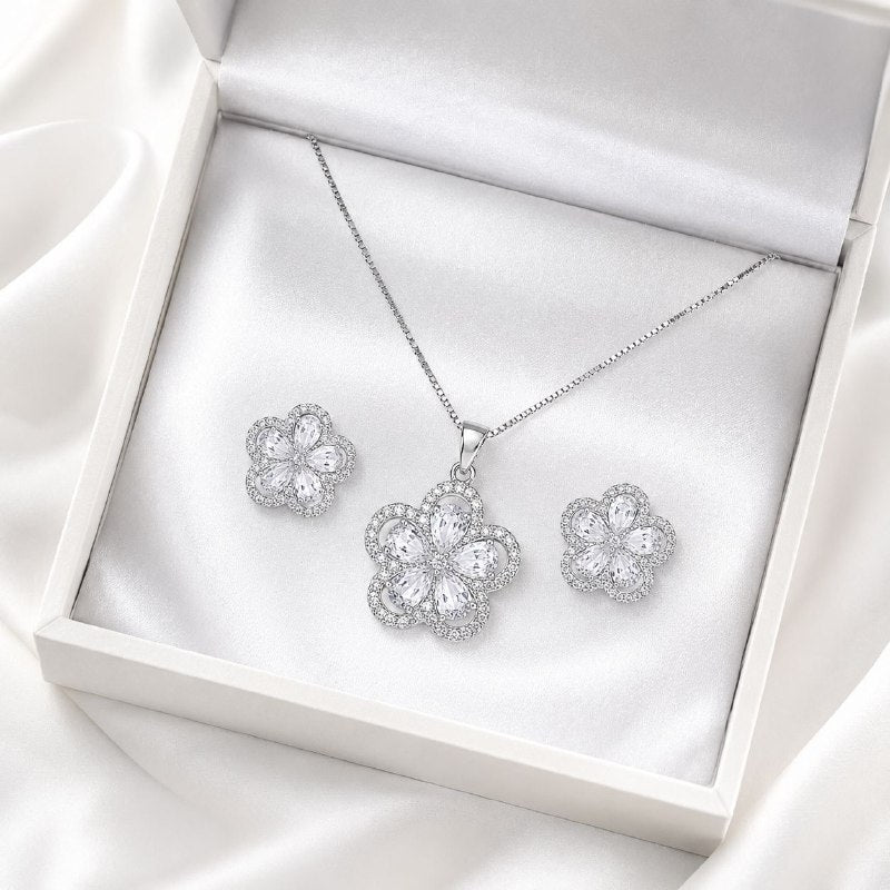 SET DE ENCHAPE PARA DAMA CADENA, DIJE Y TOPOS FLOR CRISTALINA CON CIRCONES EN GOTA Y HALO MICRO-PAVÉ