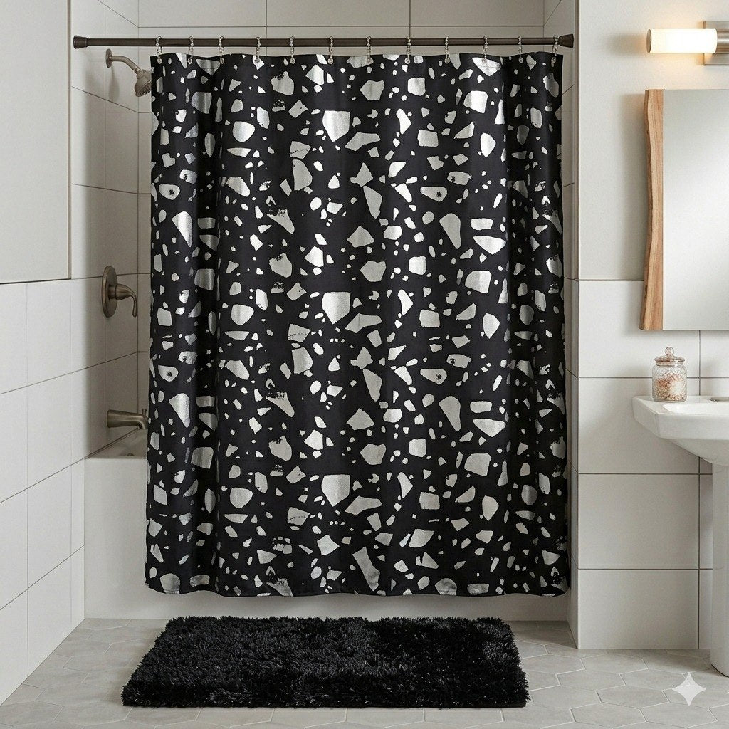 SET DE BAÑO DE CORTINA Y ALFOMBRA COLOR NEGRO CON ESTAMPADO 14PCS THE SPA COLLECTION
