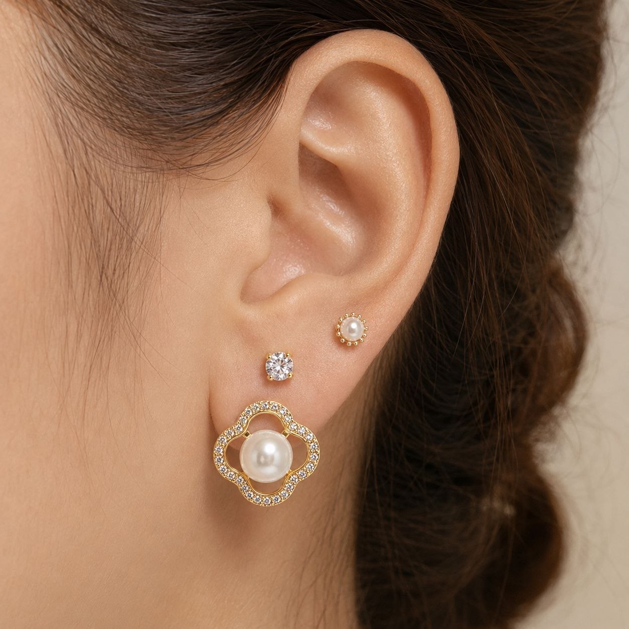 SET DE ARETES ENCHAPE PARA DAMA TRIPLE PAR CON MOTIVO TRÉBOL DE PERLA Y CIRCONES