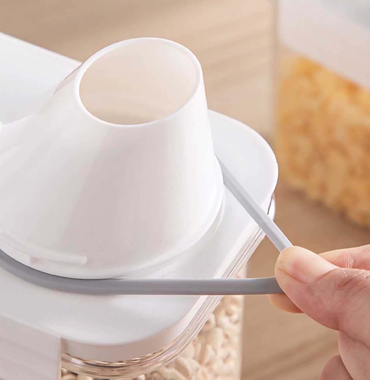 RECIPIENTE DE ALMACENAMIENTO PARA ALIMENTOS HERMETICO CON VASO MEDIDOR WINDROSE 1.1L 18X10X15CM