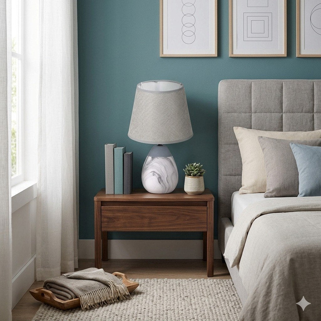 LAMPARA DECORATIVA DE MESA CON BASE CERAMICA Y PANTALLA DE TELA CON DISEÑO ORGANICO