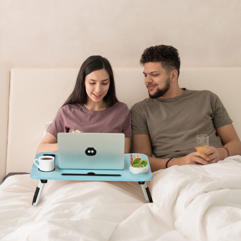 MESA PLEGABLE PORTATIL PARA CAMA O SOFA CON PORTAVASOS Y RANURA PARA TABLET 60X40X27CM