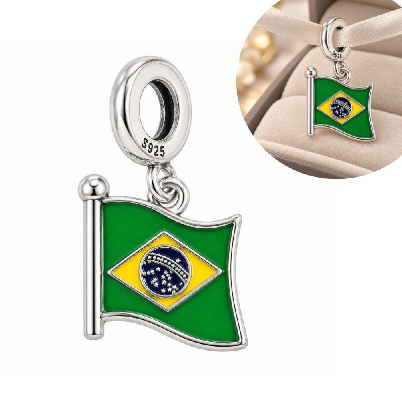 CHARM DE PLATA 9.25 CON DISEÑO DE BANDERA DE BRAZIL MEDIDA: 2CM PESO: 3G