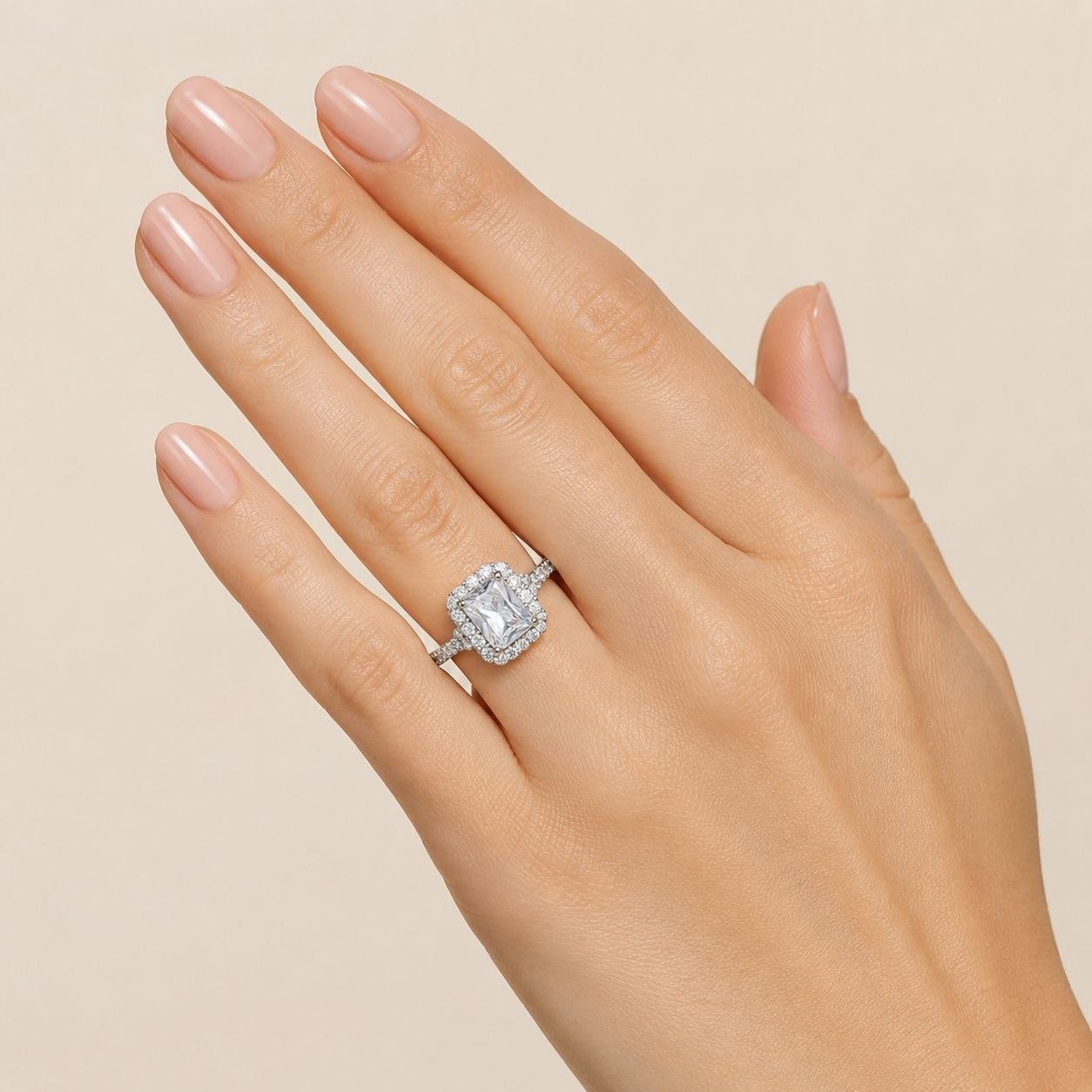 ANILLO DE ENCHAPE PARA DAMA CON CIRCÓN CORTE ESMERALDA Y ESTILO HALO