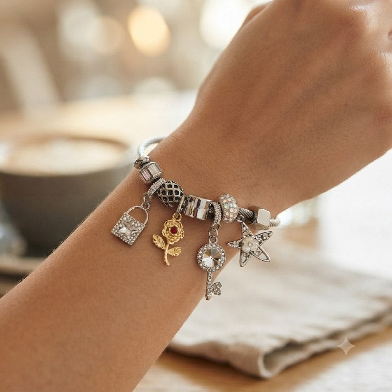 PULSERA DE ENCHAPE PARA DAMA CON DISEÑO DE CANCADO, FLOR ROSA, ESTRELLA Y LLAVE 6.5CM