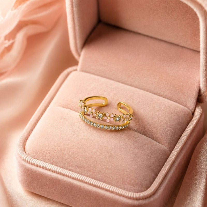 ANILLO DE ENCHAPE PARA DAMA DE DOBLE BANDA CON FLORES ROSADAS Y PAVÉ DE CIRCONES